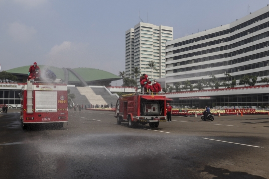 Gedung DPR Disemprot Disinfektan Jelang Pidato Presiden