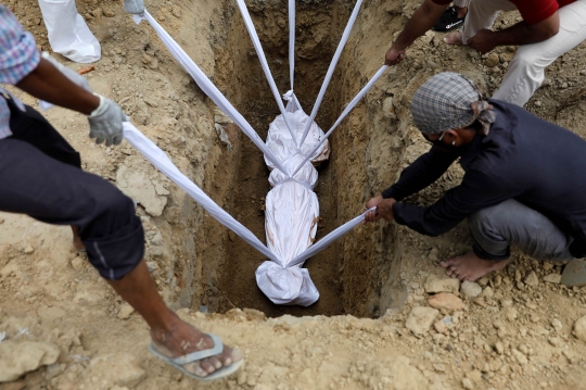 Melihat Pemakaman Korban Covid-19 di India