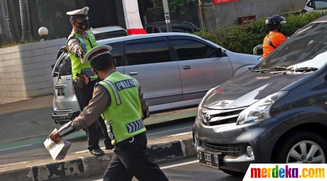 Foto Polisi Tilang Pelanggar Ganjil Genap di Kawasan