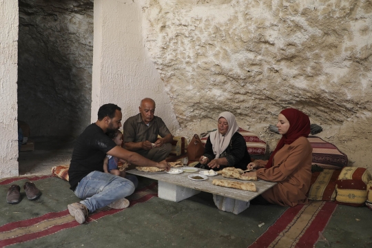 Meratapi Penghuni Rumah Gua di Palestina Terancam Penggusuran Israel