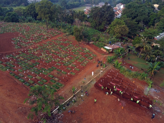 Pantauan Udara Area Pemakaman Korban Covid-19 di TPU Pondok Ranggon