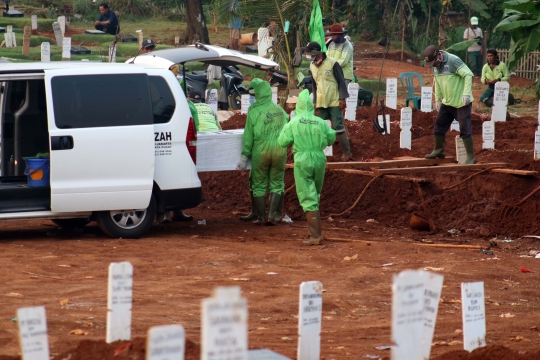 Pantauan Udara Area Pemakaman Korban Covid-19 di TPU Pondok Ranggon