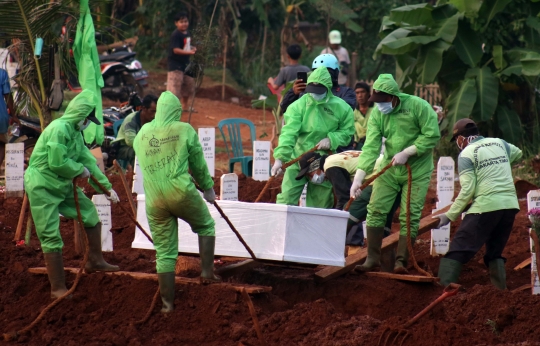 Pantauan Udara Area Pemakaman Korban Covid-19 di TPU Pondok Ranggon