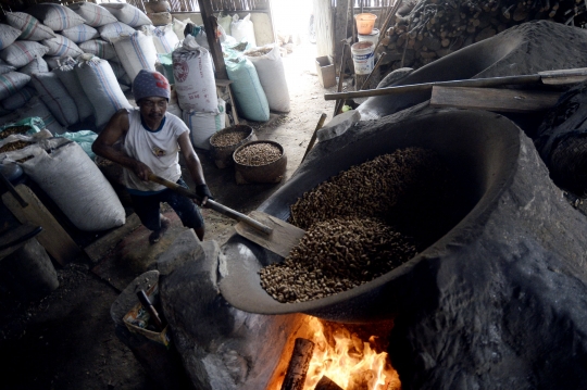 Menengok Produksi Kacang Sangrai di Tangerang Selatan