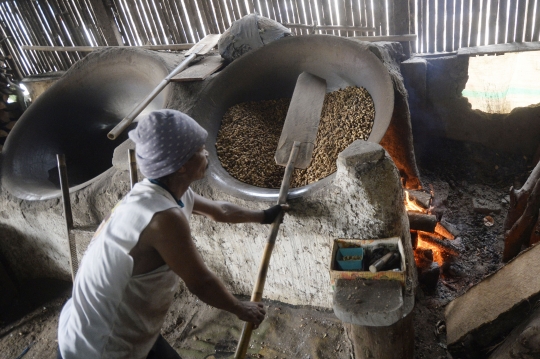 Menengok Produksi Kacang Sangrai di Tangerang Selatan