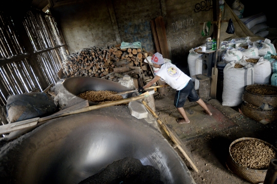 Menengok Produksi Kacang Sangrai di Tangerang Selatan