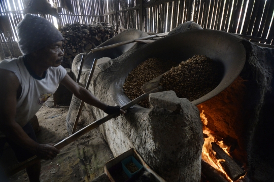 Menengok Produksi Kacang Sangrai di Tangerang Selatan