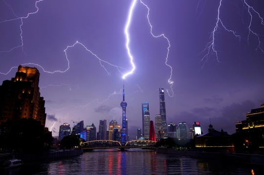 Potret Sambaran Petir di Langit Shanghai