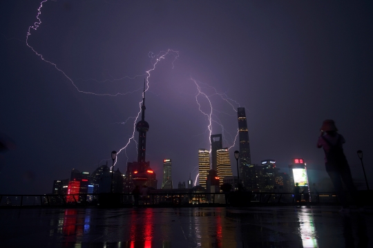 Potret Sambaran Petir di Langit Shanghai