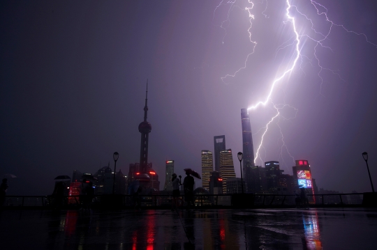 Potret Sambaran Petir di Langit Shanghai