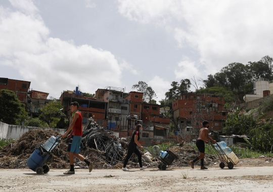 Perjuangan Warga Venezuela Salurkan Air Bersih di Tengah Pandemi