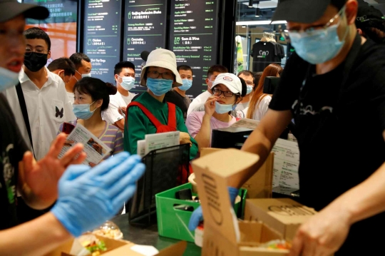 Pandemi Mereda, Gerai Makanan Siap Saji Diserbu Pelanggan