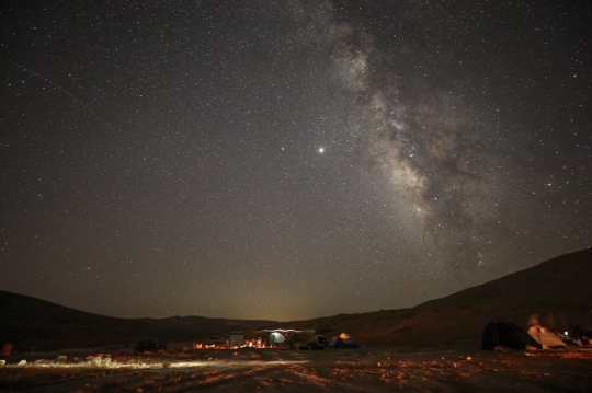 Melihat Indahnya Hujan Meteor Perseid di Langit Israel