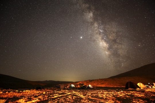 Melihat Indahnya Hujan Meteor Perseid di Langit Israel