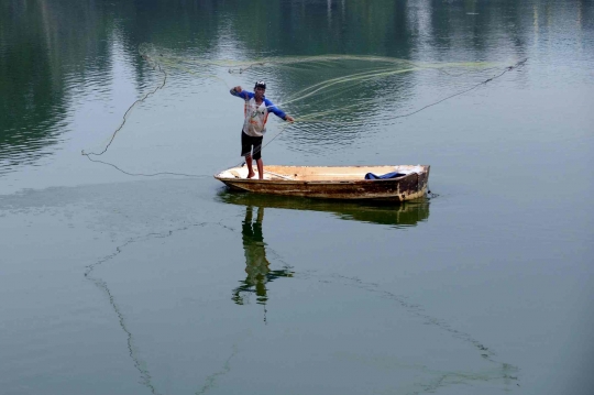 Serunya Menjaring Ikan Situ Gintung di Waktu Senggang