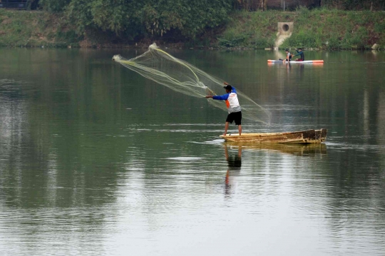 Serunya Menjaring Ikan Situ Gintung di Waktu Senggang