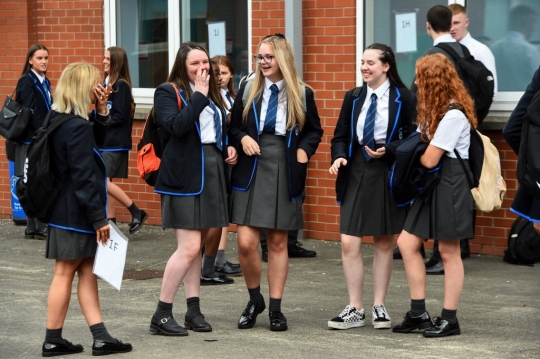 Kegembiraan Pelajar di Skotlandia Kembali Bersekolah