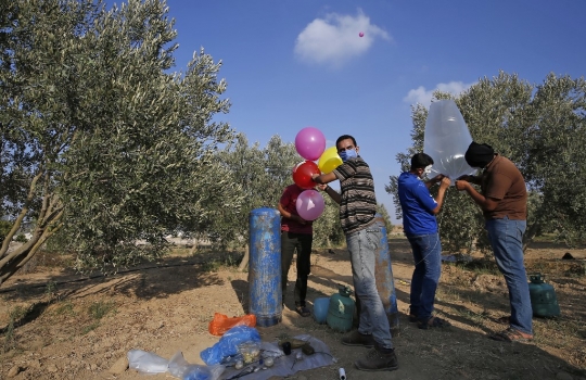 Aksi Warga Palestina Serang Israel Pakai Balon