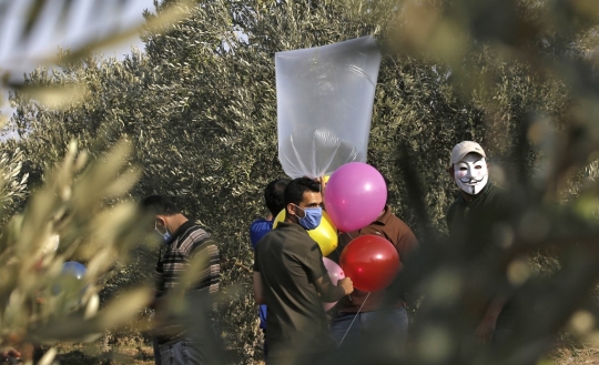 Aksi Warga Palestina Serang Israel Pakai Balon