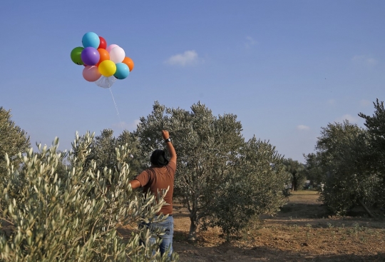 Aksi Warga Palestina Serang Israel Pakai Balon
