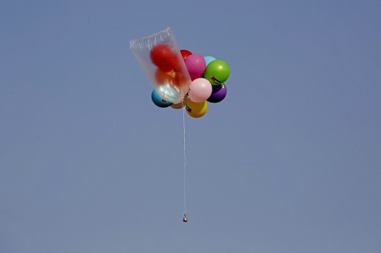 Aksi Warga Palestina Serang Israel Pakai Balon