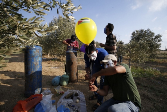 Aksi Warga Palestina Serang Israel Pakai Balon