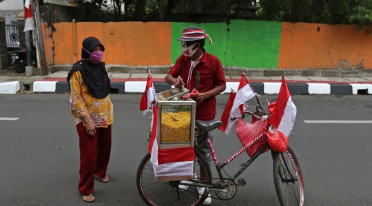 Semangat Pedagang Jagung Menyambut Kemerdekaan RI