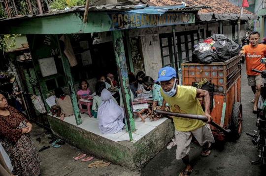 Perjuangan Anak Sekolah Menuntut Ilmu Selama Pandemi