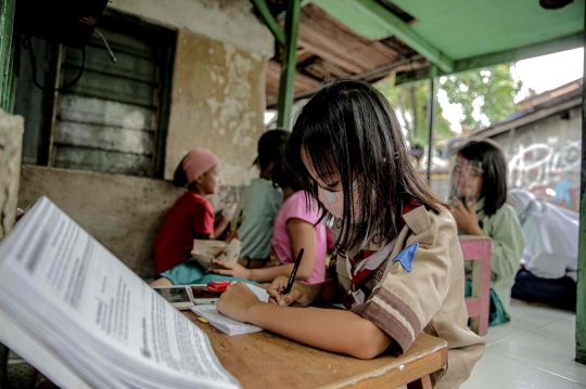 Perjuangan Anak Sekolah Menuntut Ilmu Selama Pandemi