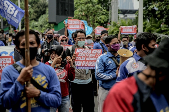 Aksi Menolak Omnibus Law di Senayan