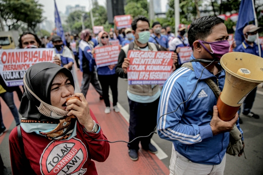 Aksi Menolak Omnibus Law di Senayan