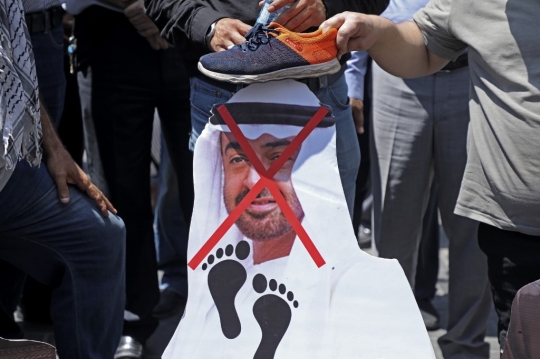 Merasa Dikhianati, Warga Palestina Bakar Poster Putra Mahkota UEA