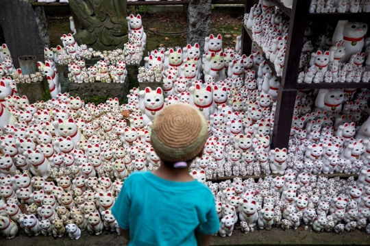 Mengunjungi Kuil dengan Ribuan Patung Kucing Keberuntungan di Tokyo