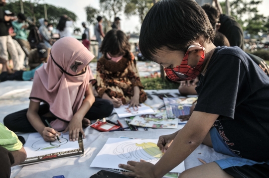 Ceria Anak-Anak Pinggiran di Perpustakaan Keliling