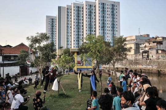 Ceria Anak-Anak Pinggiran di Perpustakaan Keliling