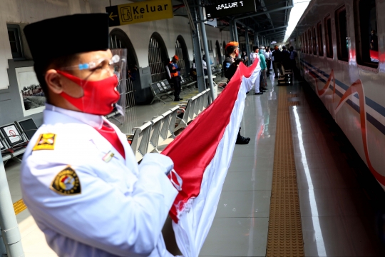 HUT 75 Tahun RI, Bendera Merah Putih 17 Meter Membentang di Stasiun Senen
