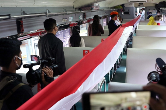 HUT 75 Tahun RI, Bendera Merah Putih 17 Meter Membentang di Stasiun Senen