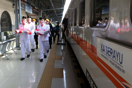 HUT 75 Tahun RI, Bendera Merah Putih 17 Meter Membentang di Stasiun Senen