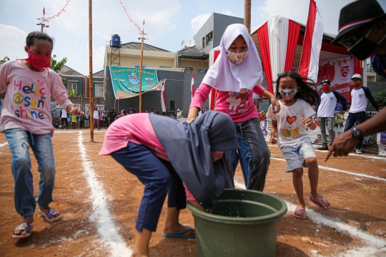 Perjuangan Peserta Memasukkan Belut ke Botol