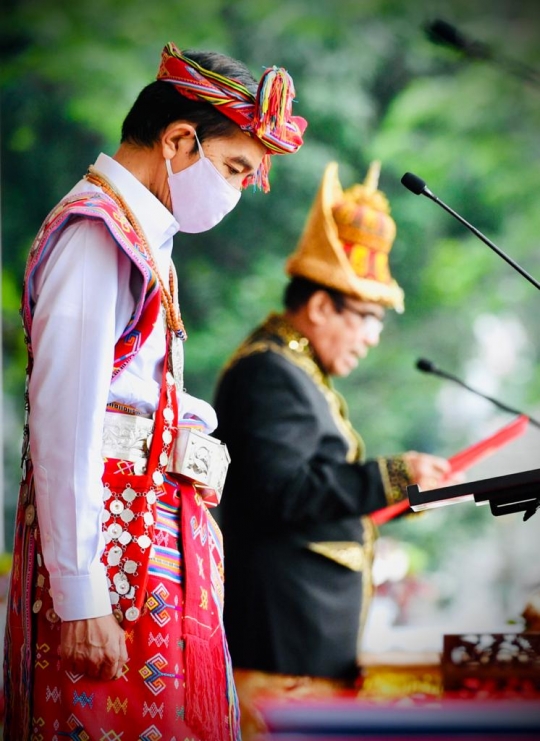 Penampilan Jokowi Berpakaian Adat Nusa Tenggara Timur di HUT ke-75 RI