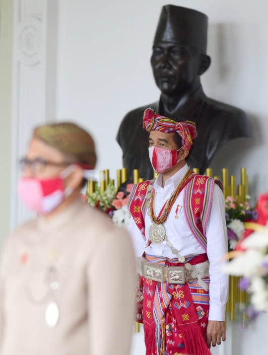 Penampilan Jokowi Berpakaian Adat Nusa Tenggara Timur di HUT ke-75 RI