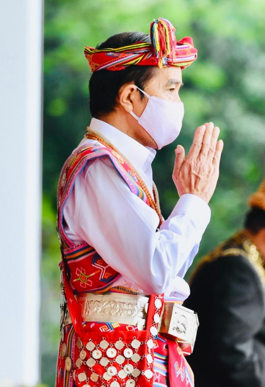 Penampilan Jokowi Berpakaian Adat Nusa Tenggara Timur di HUT ke-75 RI