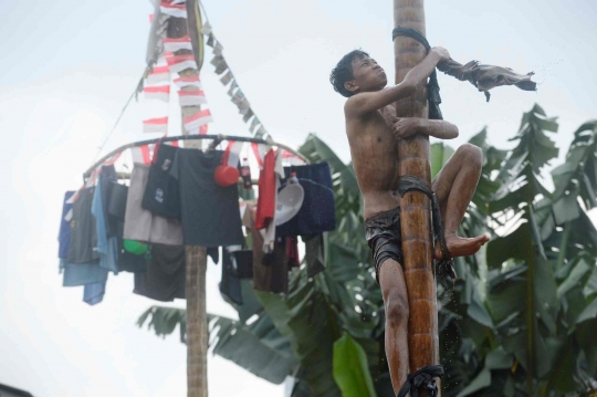 Keseruan Lomba Panjat Pinang di Kampung Bulak