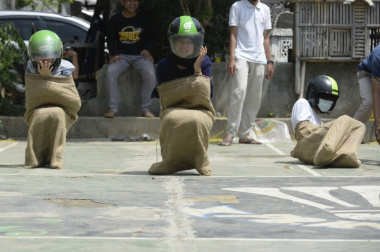 Kelucuan Peserta Balap Karung Menggunakan Helm