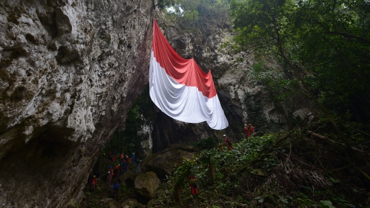 Pengibaran Bendera HUT RI di Tebing Kutalingkung