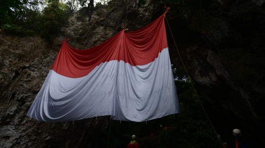 Pengibaran Bendera HUT RI di Tebing Kutalingkung