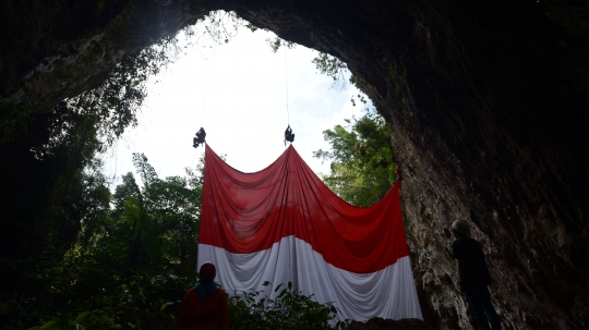 Pengibaran Bendera HUT RI di Tebing Kutalingkung