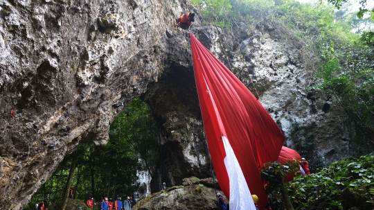 Pengibaran Bendera HUT RI di Tebing Kutalingkung