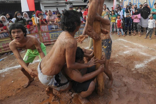 Ragam Ekspresi Warga Saat Panjat Pinang