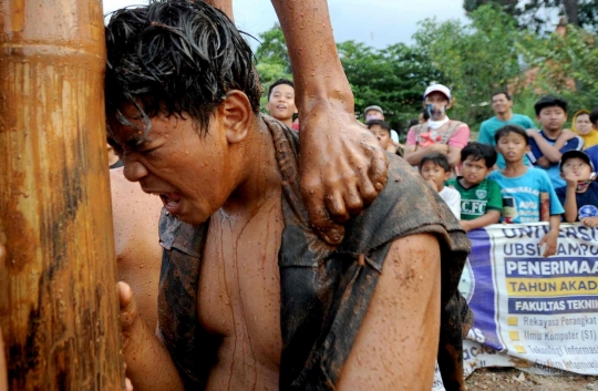 Ragam Ekspresi Warga Saat Panjat Pinang